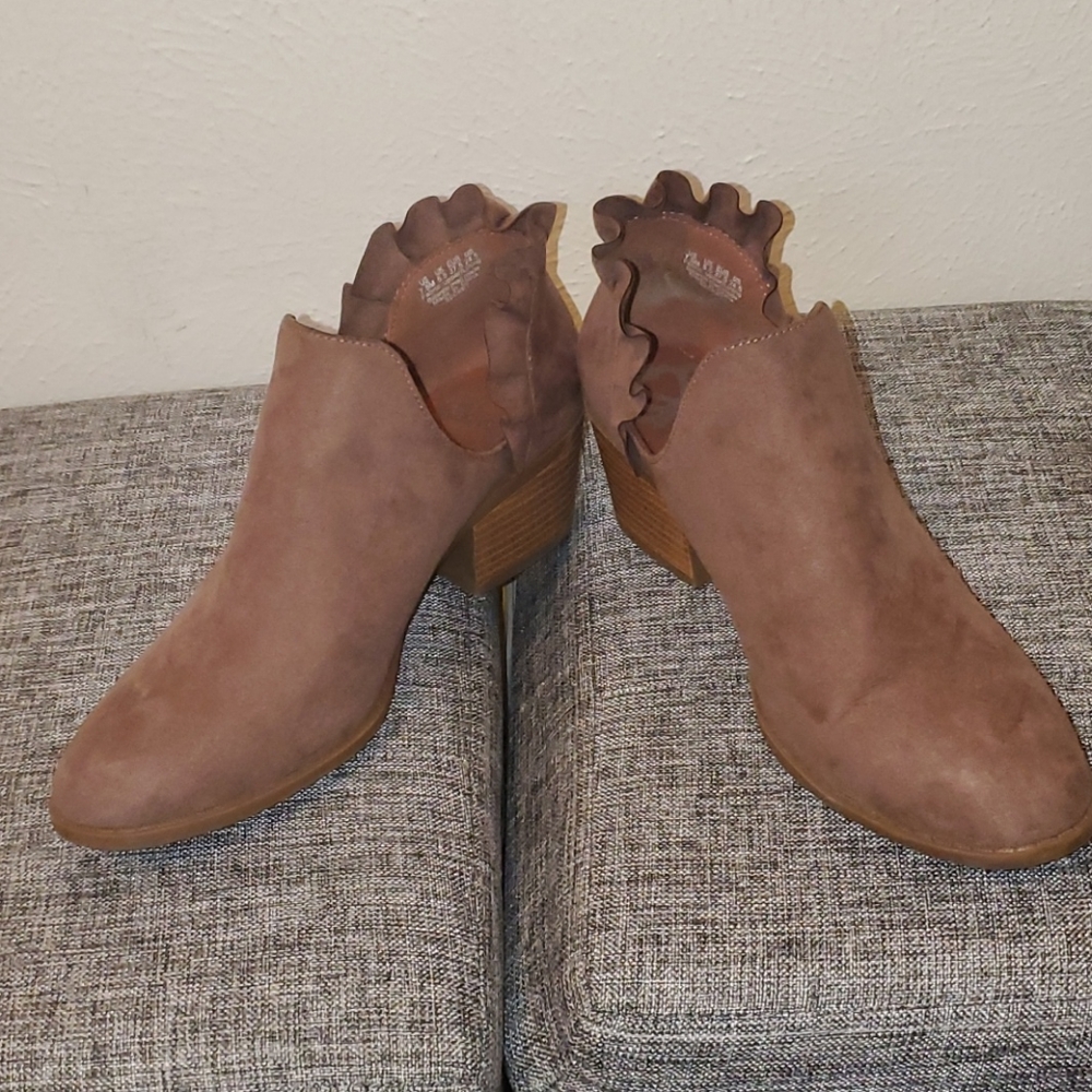 Mauve faux suede booties